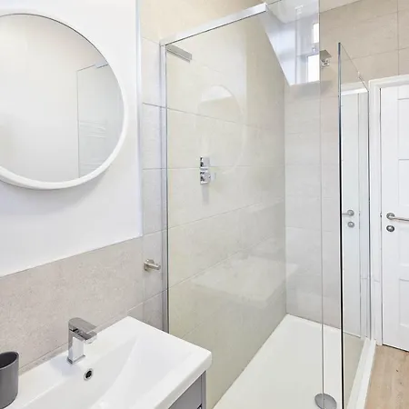 Host & - The Avenue Victoria *