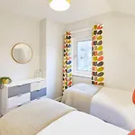 Host & - The Avenue Victoria