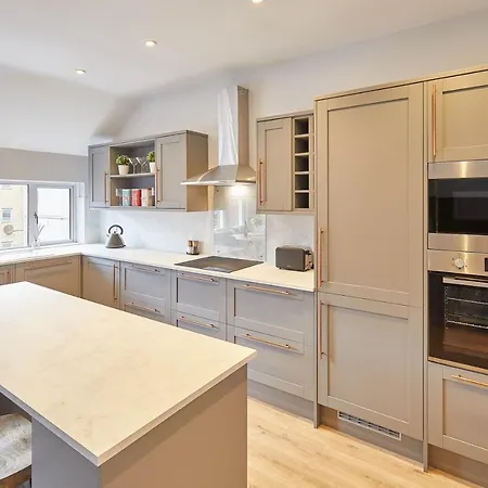 Host & - The Avenue Victoria *