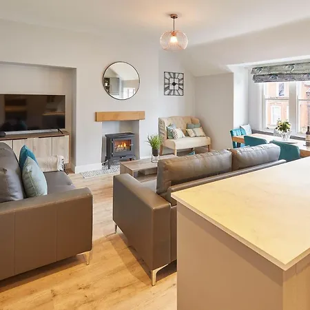 Host & - The Avenue Victoria *