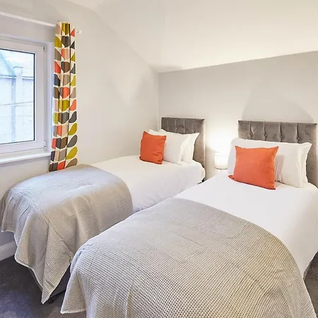 Host & - The Avenue Victoria *