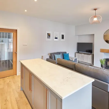 Host & - The Avenue Victoria