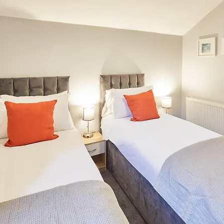 Host & - The Avenue Victoria *