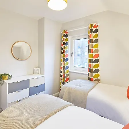 Host & - The Avenue Victoria