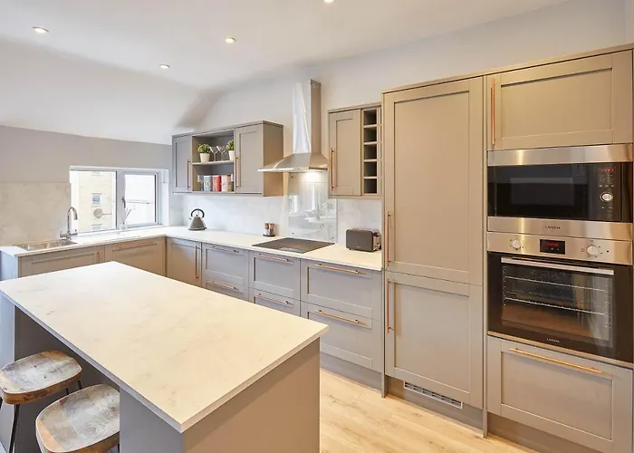 Host & - The Avenue Victoria *