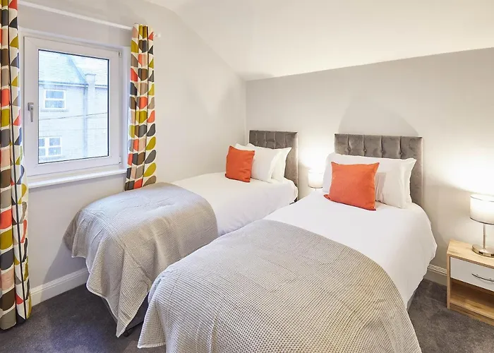 Host & - The Avenue Victoria *