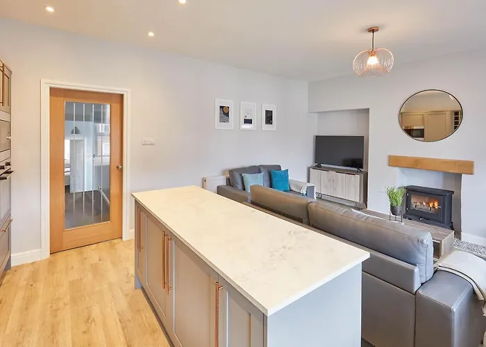 Host & - The Avenue Victoria