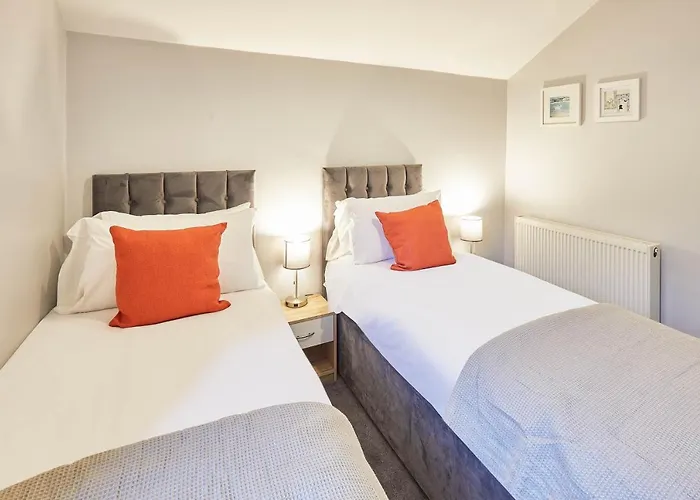 Host & - The Avenue Victoria *