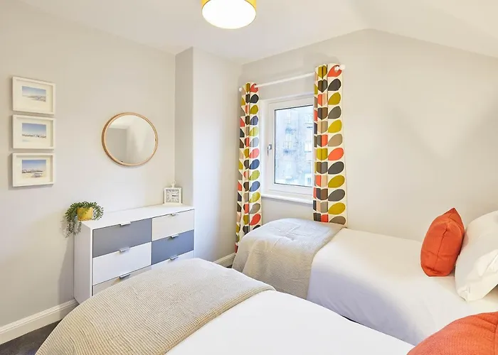 Host & - The Avenue Victoria