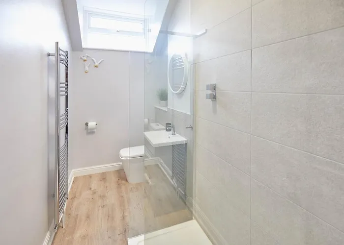 Host & - The Avenue Victoria